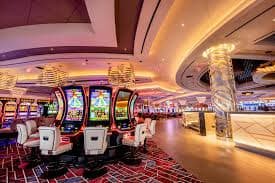Tampilan studio live Lightning Dice dengan dealer dan tiga dadu di meja permainan